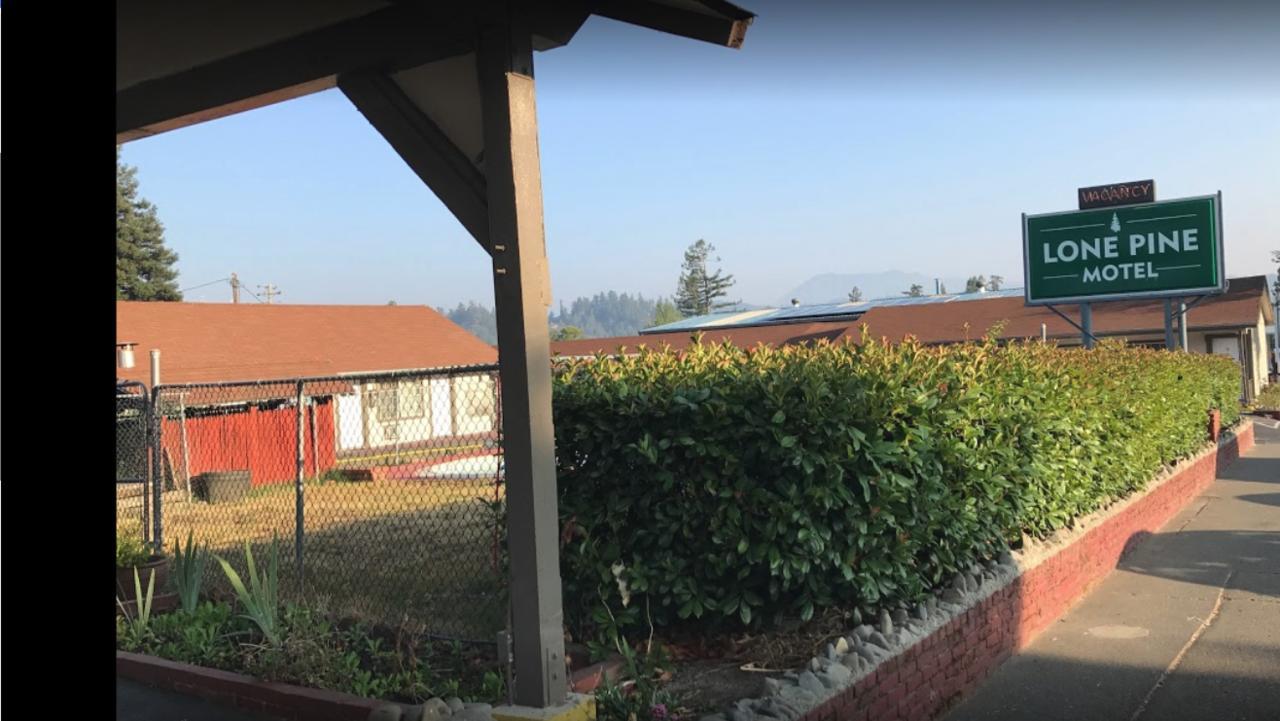 Lone Pine Motel Гарбервилл Экстерьер фото